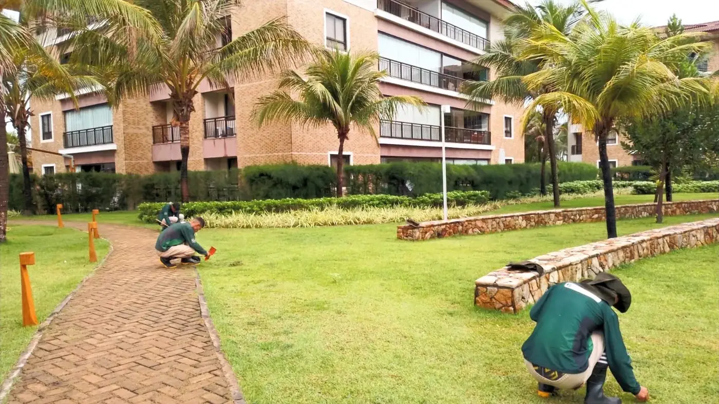 Equipe JDS Paisagismo em obra de condomínio em Fortaleza